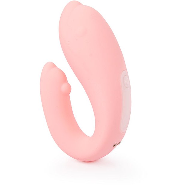 Нежно-розовый вибромассажер для пар WINTER. Малый ствол проникает в вагину, а большой накрывает клитор. При этом в лоне остается место для члена партнера. 9 режимов вибрации, управляемых при помощи пульта ДУ. Перезаряжаемый.