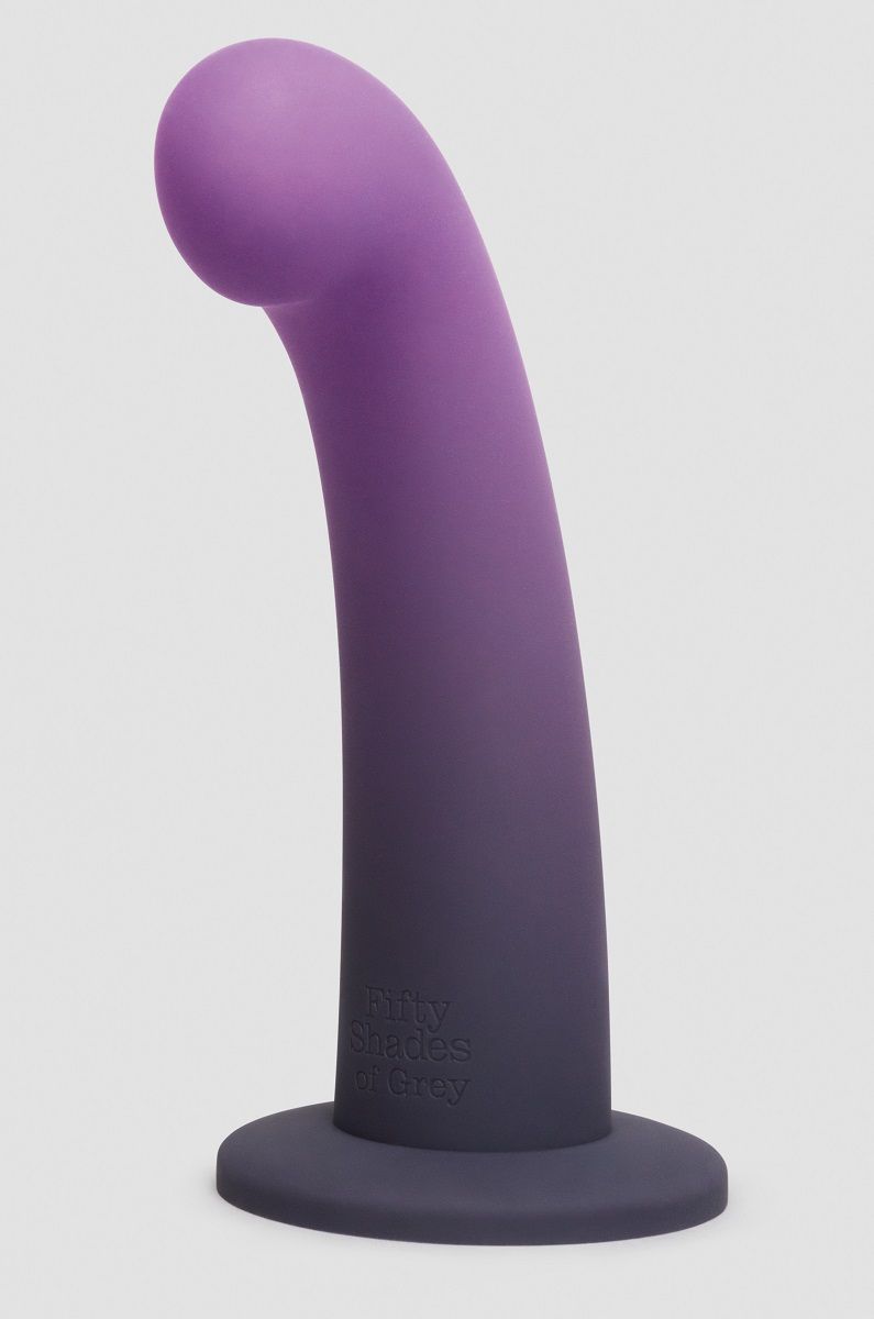 Фиолетовый, меняющий цвет фаллоимитатор Feel It Baby Colour-Changing Silicone G-Spot Dildo. В основании присоска, благодаря которой можно либо зафиксировать игрушку на плоскости, либо вставить в пояс/трусики с фиксацией насадок кольцом.