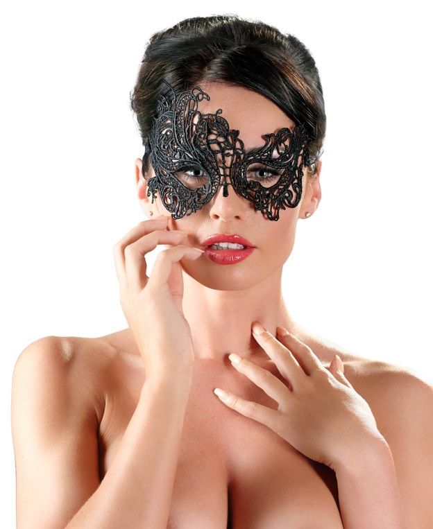 Великолепная черная маска из тонкой затейливой вышивки. С отверстиями для глаз. Кружевная лента завязывается на затылке.