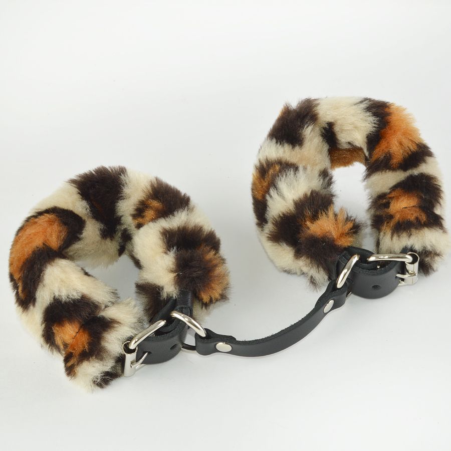 Ремешки наручников изготовлены из натуральной кожи и декорированы съемным искусственным мехом леопардовой расцветки.
