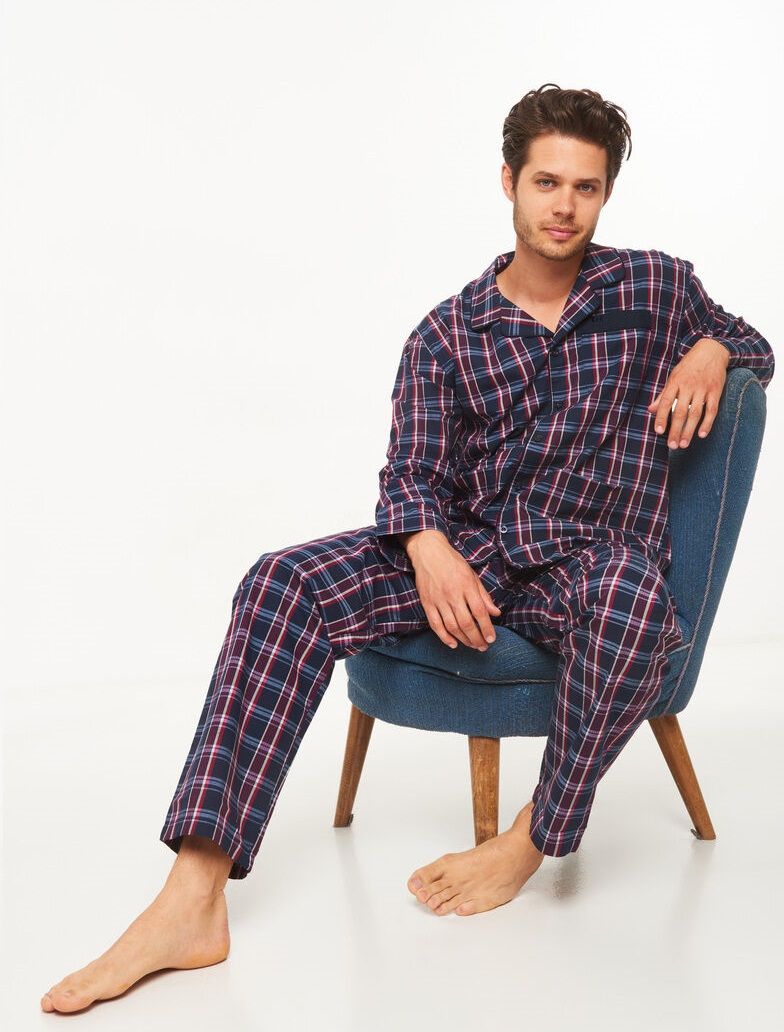 Комфортная мужская пижама из хлопкового поплина: блуза с отложным воротником с застежкой на пуговицах и длинные прямые брюки. В комплекте: блуза. брюки.
