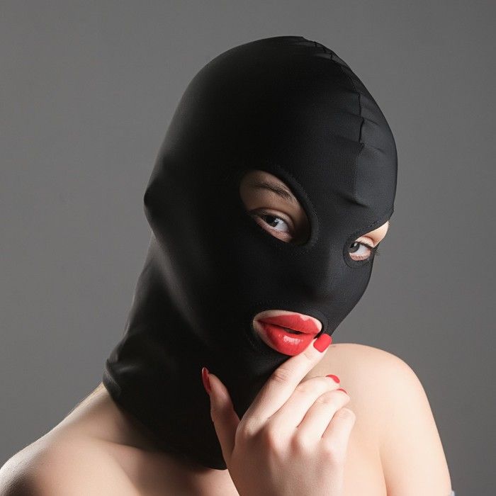 Черная эластичная маска БДСМ с прорезями для глаз и рта.