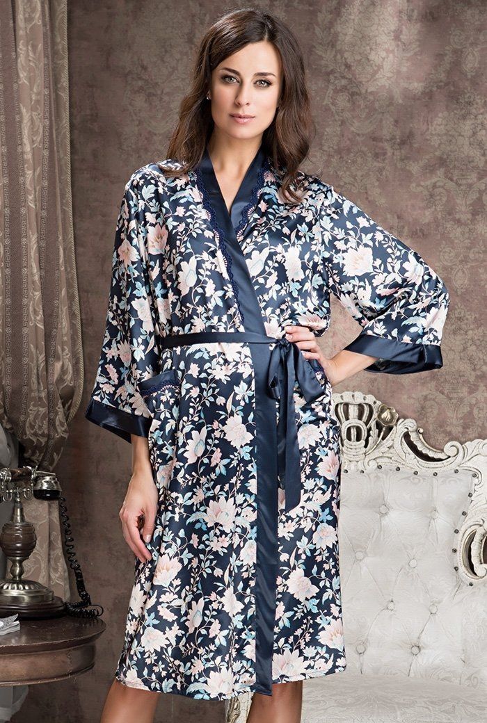 Длинный халат-кимоно с рукавом 3/4. Двухцветное узкое кружево расположено по верхней части бортов и карманам.