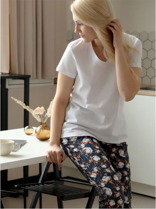 Пижамный комплект: однотонная футболка с коротким рукавом и принтованные брюки (рисунок в виде хлопка). В комплекте: футболка, брюки.