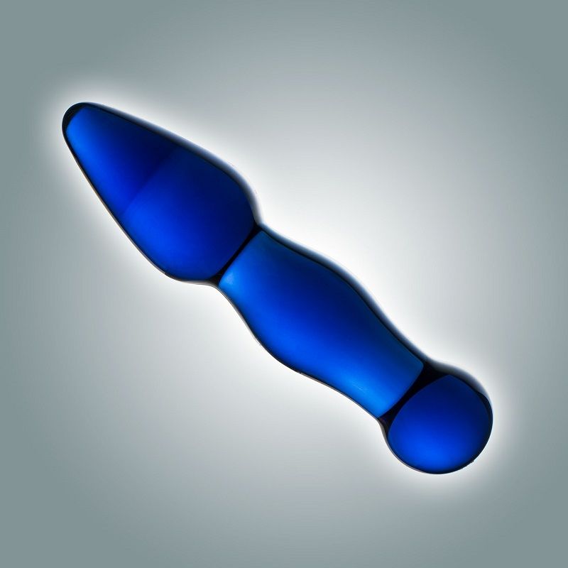 Двухголовый анальный стимулятор из стекла синего цвета, ручной работы, очень эргономичный, имеет гладкую поверхность , что обеспечивает приятное  и безболезненное скольжение. Головки имеют увеличенный диаметр разной формы, что позволит получить больше ощущений во время вагинального массажа и анальной стимуляции. Рабочая длина - 11 см.
