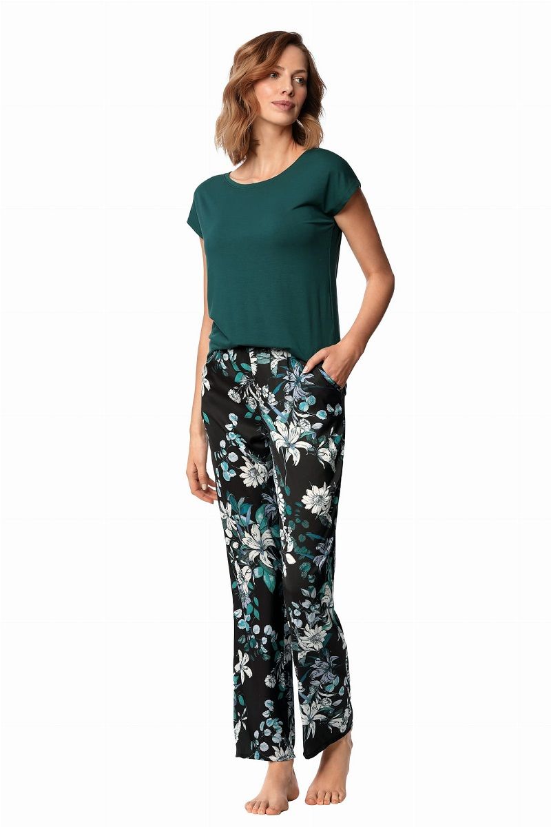 Комплект Xena: топ из вискозного полотна с круглым вырезом, брюки свободного кроя с цветочным принтом, с карманами. В комплекте: топ, брюки.