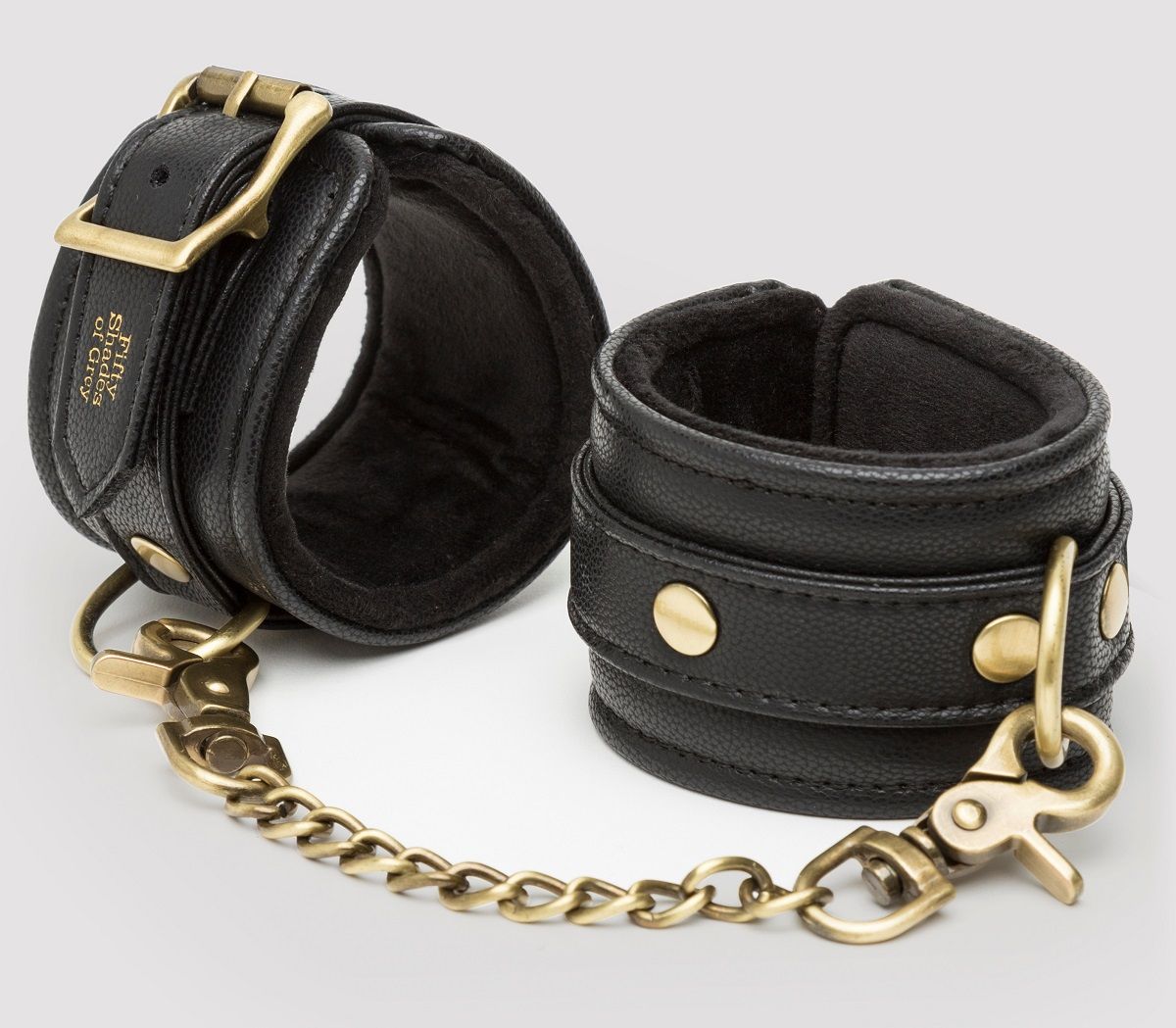 Черные наручники Bound to You Faux Leather Wrist Cuffs. Красивая металлическая фурнитура без добавления никеля.