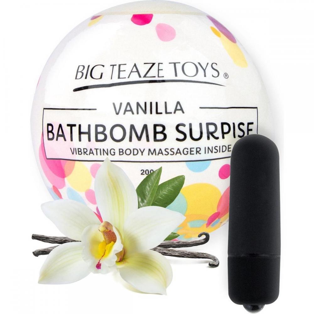 Bath Bomb Surprise — это романтичная бомба для ванны с ароматом ванили. Внутри нее спрятан сюрприз, который вам точно понравится! Попав в ванну, наполненную теплой водой, Bath Bomb Surprise начнет шипеть, источая потрясающий аромат, раскрывающий чувственность и помогающий настроиться на романтический лад. Как только бомба растворится, вы обнаружите особый сюрприз - маленькую пластиковую вибропульку для стимуляции эрогенных зон. С этой находкой приятное завершение вечера гарантировано!