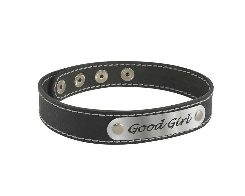 Чокер изготовлен из натуральной кожи и дополнен вставкой под металл с надписью  Good Girl. Регулируется при помощи кнопок.