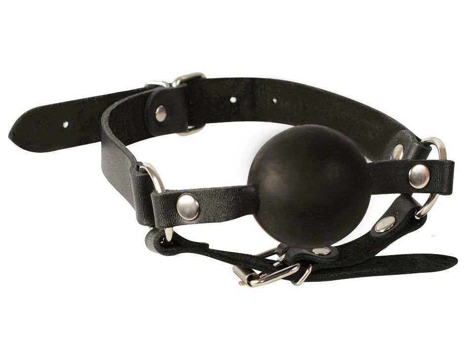 Кожаный кляп, является незаменимым аксессуаром  в темпераментных играх BDSM. Кляп изготовлен из натуральной кожи черного цвета, шар - из ТПЕ. Размер изделия регулируется пряжкой. Диаметр шара - 4,5 см.