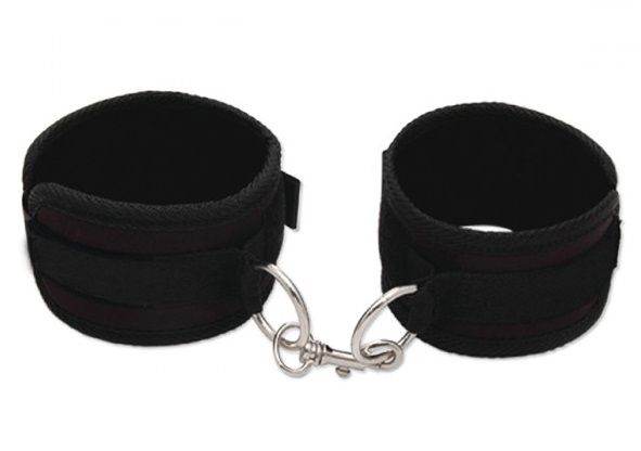 Самая прочная модель наручников черного цвета из мягкого материала. Размер регулируется с помощью липучек, поэтому можно использовать фиксаторы для лодыжек, а унисекс-дизайн делает их универсальными фиксаторами! Манжеты соединяются железным карабином.