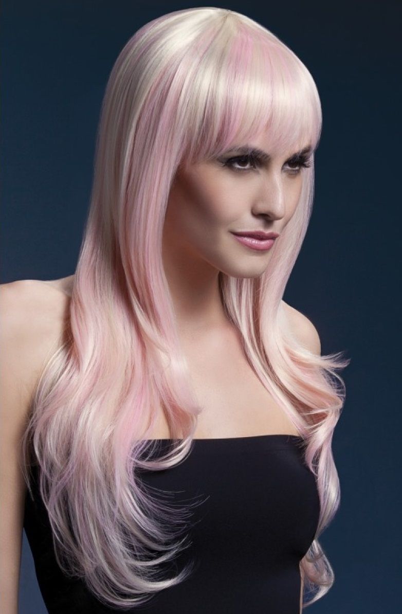Для создания образа очаровательной куколки прекрасно подойдет розовый парик. Длинные волосы и нежные локоны добавят легкости и игривости любой девушке.