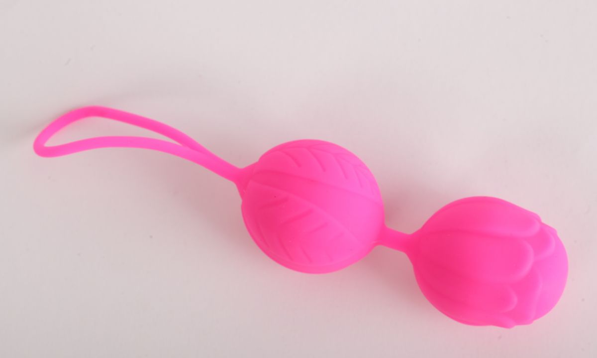 Вагинальные шарики в форме бутонов цветка со смещенным центром тяжести. Два шарика соединены короткой силиконовой перемычкой.  Рабочая длина - 9 см.