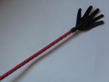 Стек длиной состоит из гибкой основы,оплетенной натуральной лаковой кожей красного цвета,наконечника и удобной рукояти с петлей для надевания на руку (темляк).