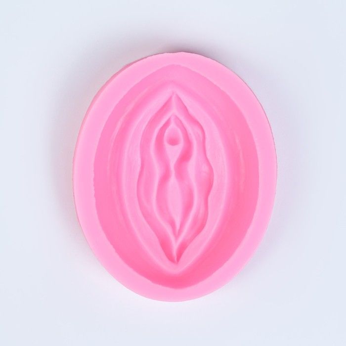 Розовая силиконовая форма в виде вульвы Размеры: 8 х 6,5 см.