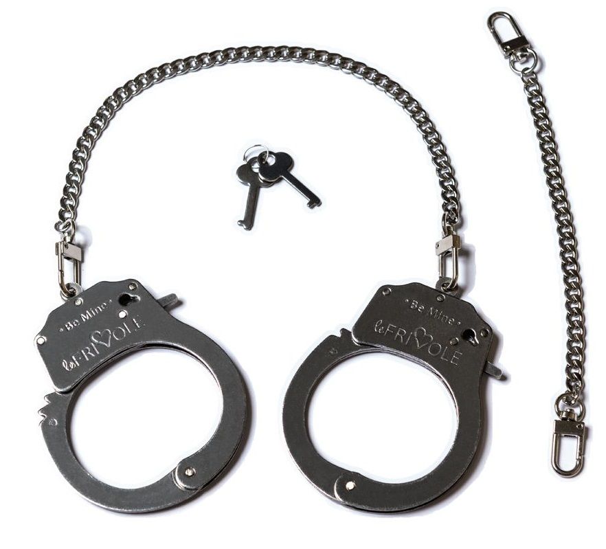 В комплекте наручники, пара ключей и сменная цепь. Если твой пленный будет слишком послушен, можешь вознаградить его цепью подлиннее...