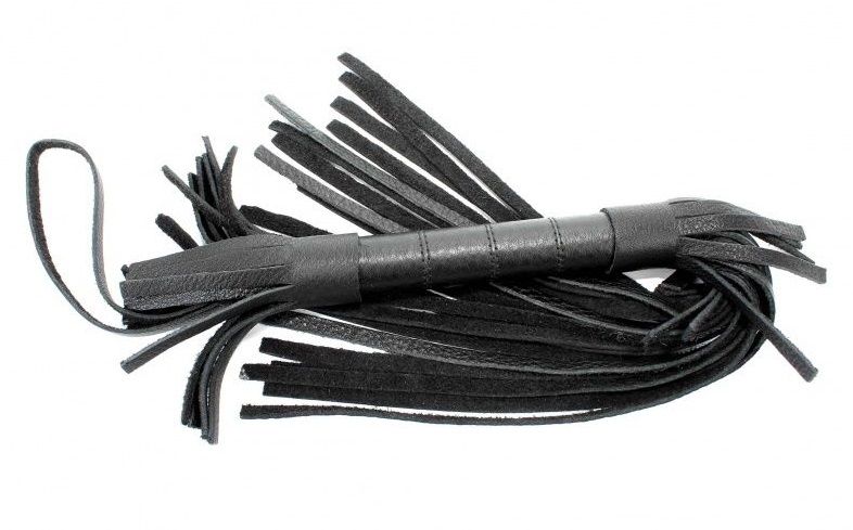 Аккуратная черная плетка, изготовленная из натуральной кожи. Имеет жесткую ручку, также покрытую кожей. Имеется петля для удобного использования плети. Плеть  разогреет  страсть в любой БДСМ игре. Длина ручки - 18 см.<br> Длина хлыстов - 27 см.