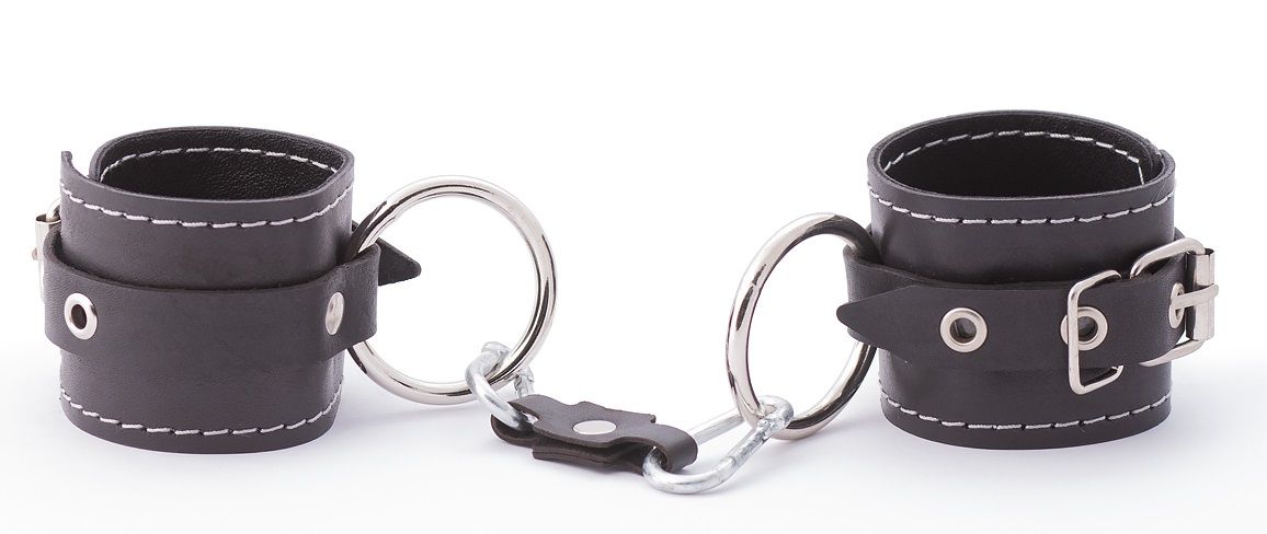 Кожаные двухслойные наручники имеют регулируемые застежки. Наручники имеют кольца для крепления и металлическую сцепку. Ширина манжет - 5,5 см.<br> Длина манжет - 20 см.
