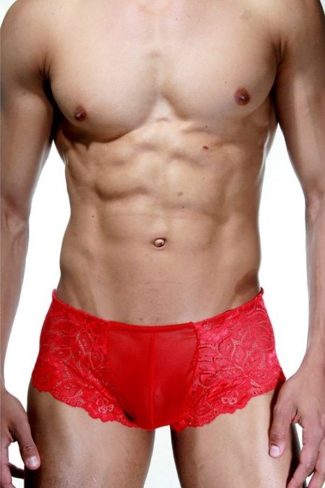 Ярко-красные хипсы-трусы для мужчин, с низкой посадкой. Зад и бока кружевные, а спереди однотонная полупрозрачная ткань.