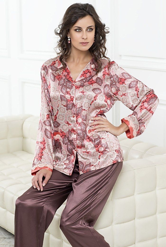 Комплект с однотонными брюками и блузой с длинным рукавом и застежкой на пуговицы из смесового шелкового полотна. В комплекте: блуза, брюки.