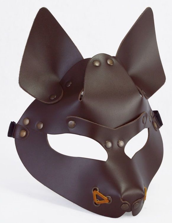 Брутальная объемная маска WOLF - это незаменимый аксессуар для ценителей властных БДСМ игр, тематических вечеринок и фотосессий. Изготовлена маска из натуральной толстой кожи с применением никелированной фурнитуры. Размер маски универсальный, благодаря резинке и пряжке-регулятору.