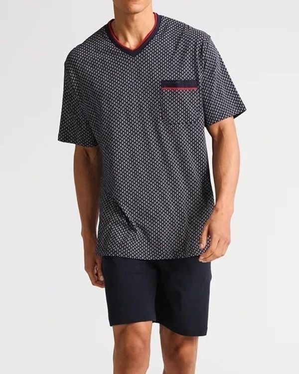Пижама мужская из хлопкого трикотажа (100% хлопок). Футболка с коротким рукавом и V-образным вырезом, и шорты. В комплекте: футболка, шорты.