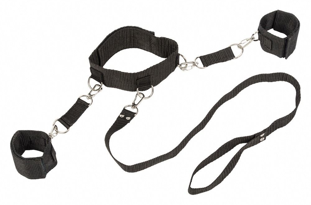 Ошейник с наручниками Bondage Collection Collar and Wristbands One Size предотвратит любое сопротивление. Ширина ошейника - 5 см., длина - 44 см.<br> Ширина поводка - 2 см., длина - 75 см. <br> Ширина наручников - 5 см., длина - 25 см.