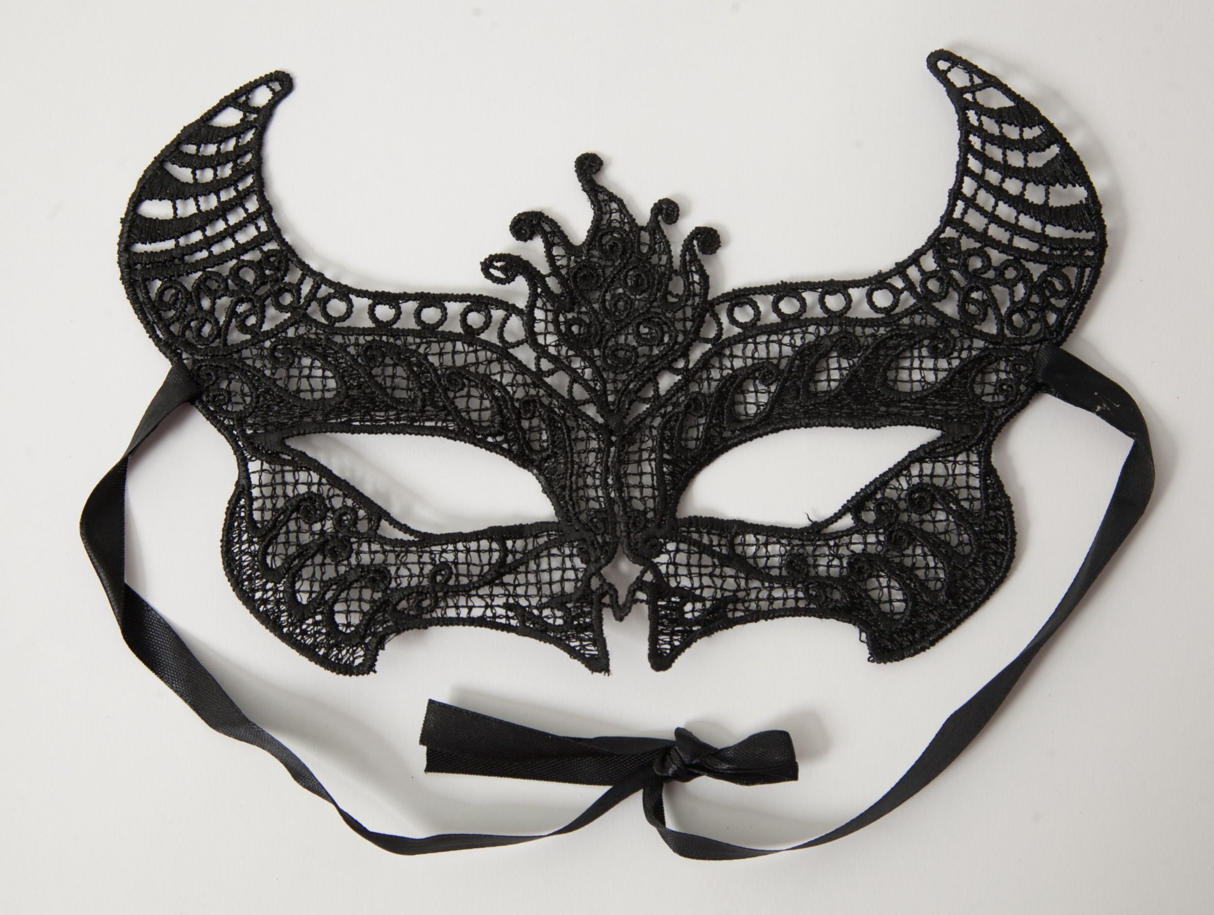 Кружевная маска в венецианском стиле с многочисленными ажурными узорами. Завязывается на атласные ленты. Поставляется в бумажном конверте. Ширина - 11 см.