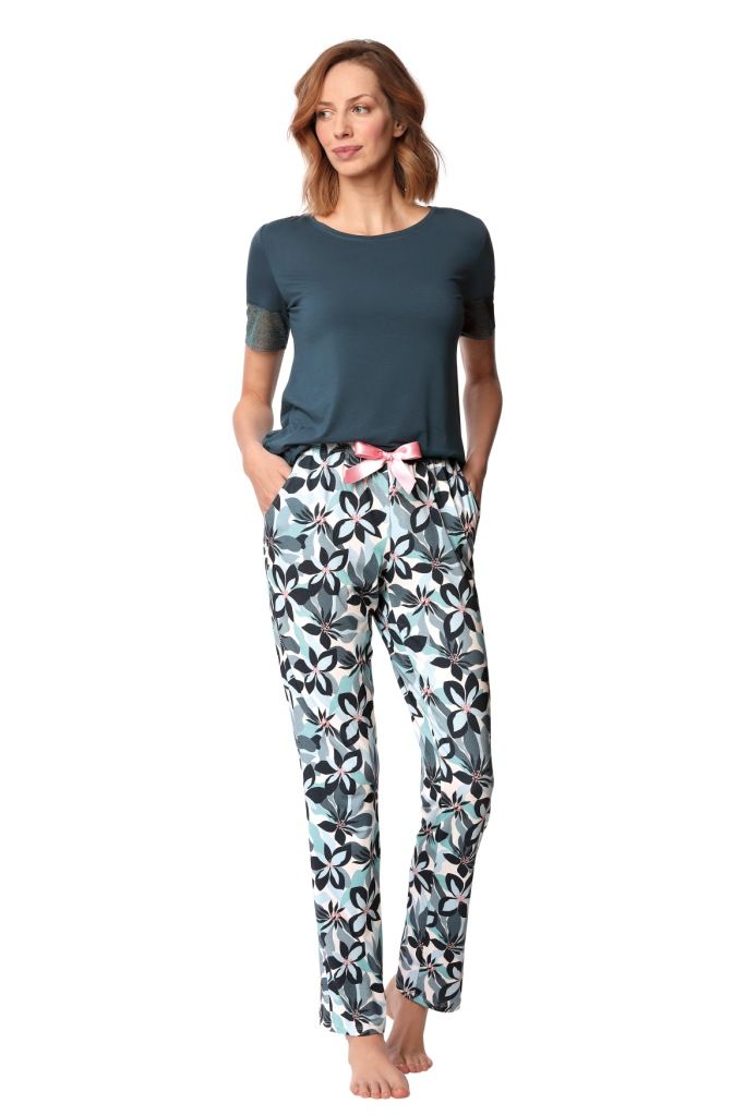 Пижама Zoya: топ  из вискозного полотна с коротким рукавом, горловина круглая, низ рукавов украшен широким кружевом, длинные брюки с карманами, из хлопка.  В комплекте: топ, брюки.