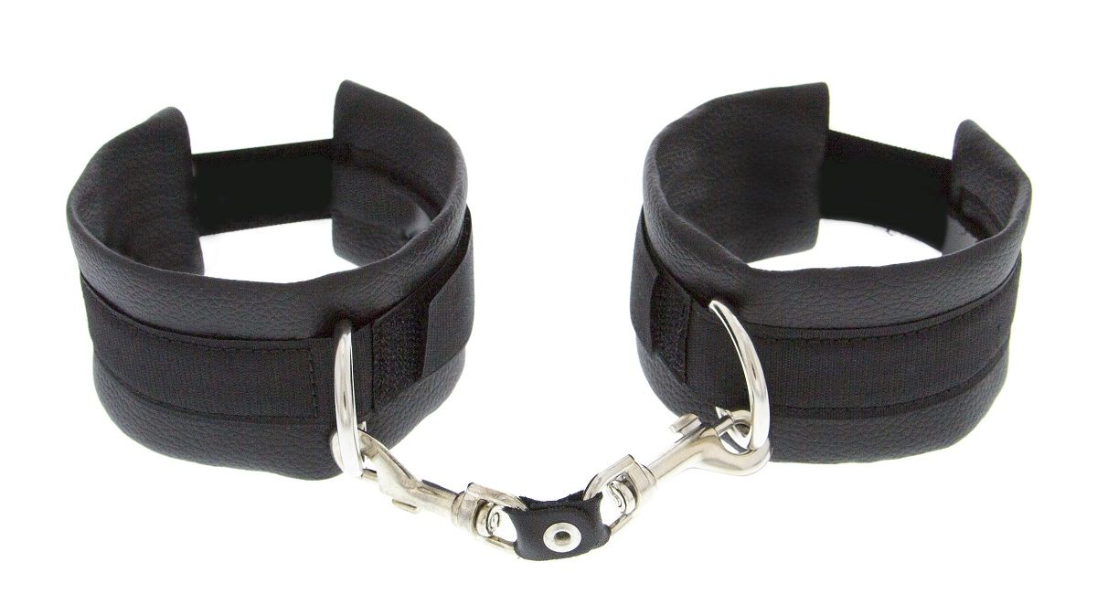 Чёрные полиуретановые наручники Luxurious Handcuffs.