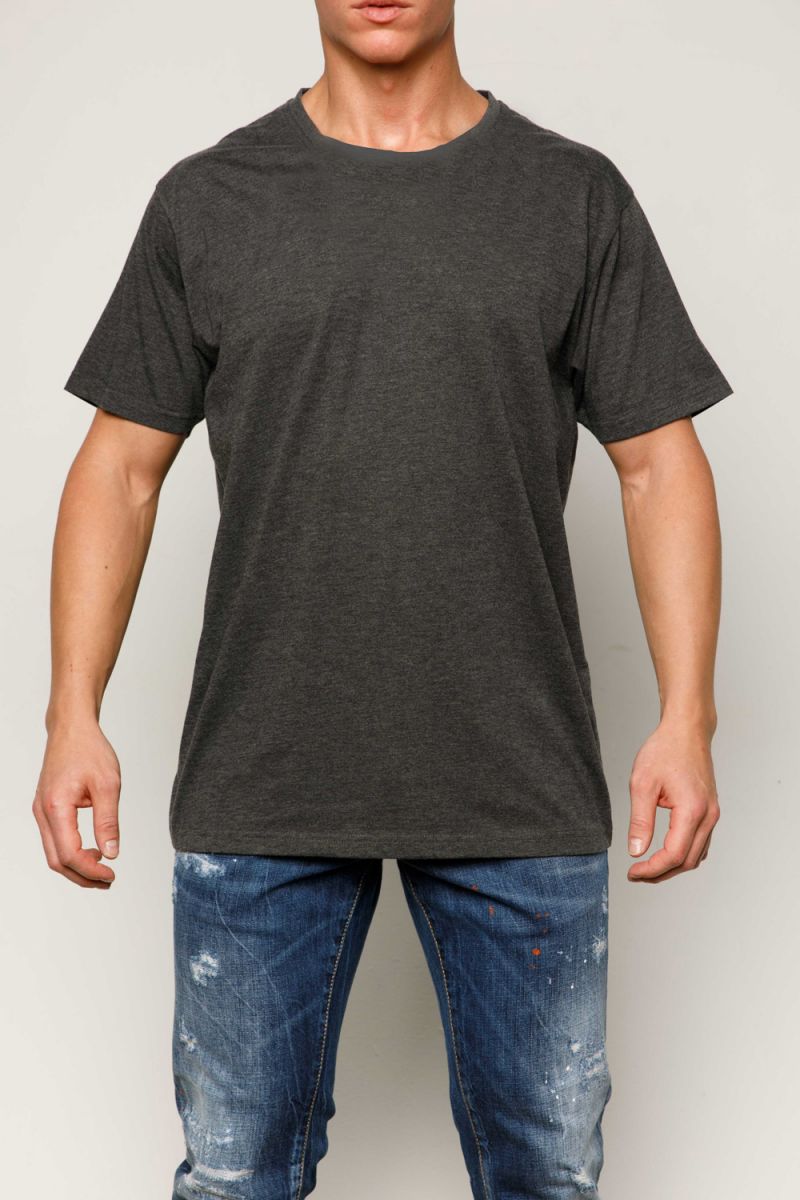 Мужская хлопковая футболка с коротким рукавом и круглым вырезом.