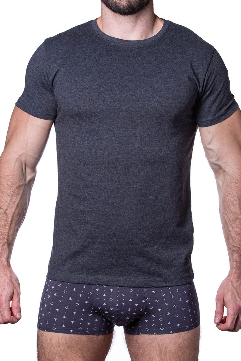 Мужская футболка с коротким рукавом и круглым вырезом.