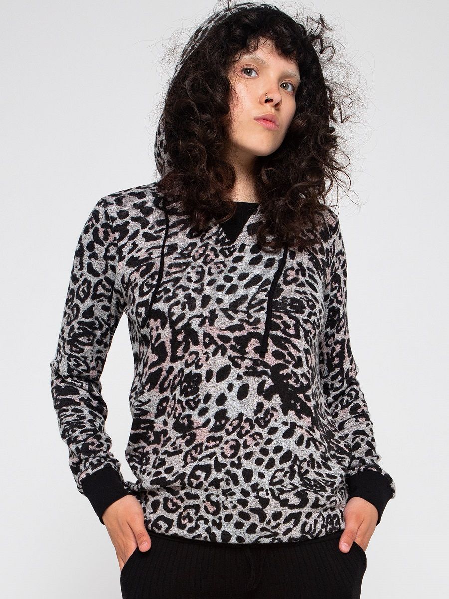 Женское леопардовое худи выполнено из трикотажа с мягчайшей и чуть ворсистой структурой. Низ и манжеты, а также отделка капюшона - из эластичной хлопковой ткани.