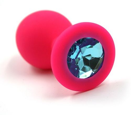 Анальная пробка из силикона розового цвета, размер M. Страз в основании круглой формы,  выполнен из стекла голубого цвета. Упакована в вельветовый мешочек для хранения. Вес - 46,5 граммов.