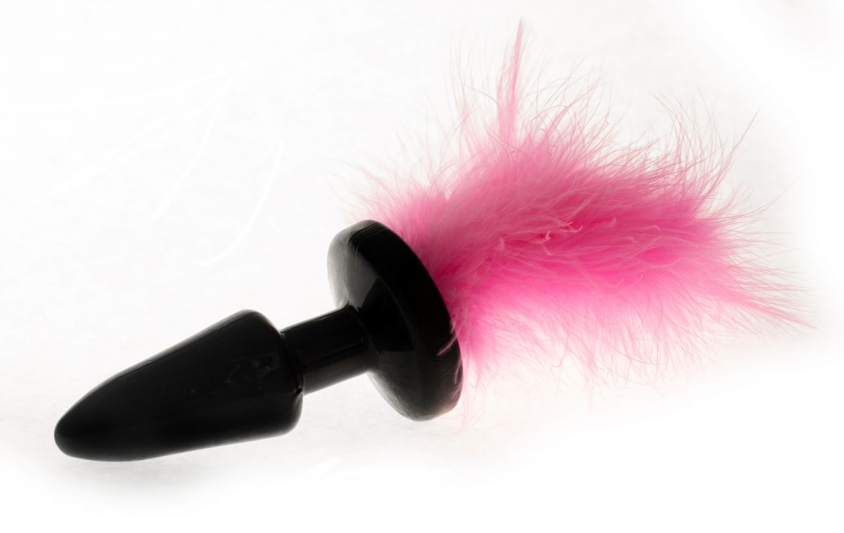 Анальная пробка черного цвета выполнена из качественного, упругого материала, дополнена пушистым розовым хвостиком кролика.  Рабочая длина - 6,5 см.