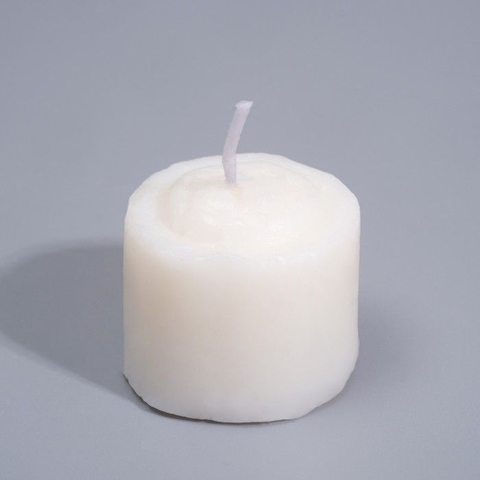 Свеча из низкотемпературного воска. Свеча не обжигает и не оставляет следов на коже. Рекомендуется использовать свечу на расстоянии 40-50 см. Подходит для прелюдии и BDSM-практик.
