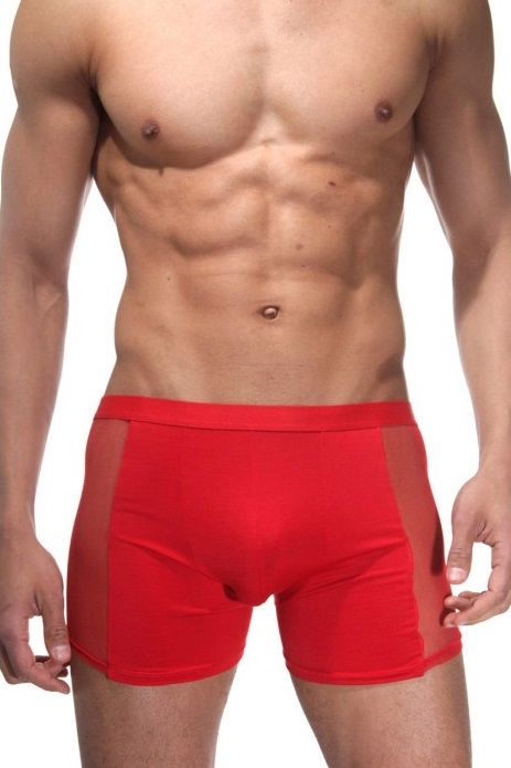 Красные гладкие трусы-боксеры для мужчин. Резинка у трусов широкая, по бокам полупрозрачные вставки.