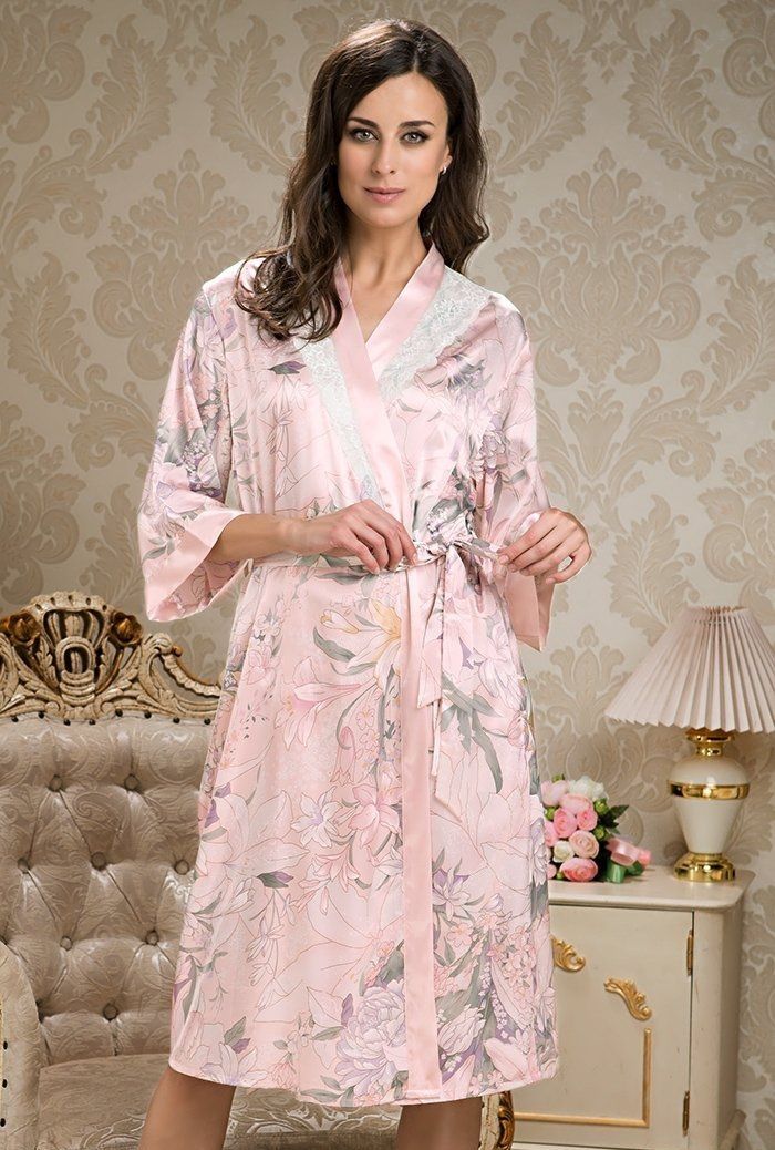 Классический длинный халат–кимоно выполнен из смесовой ткани с эффектом объемного 3D-рисунка. В качестве отделки используется ажурное кружево и однотонный атлас.