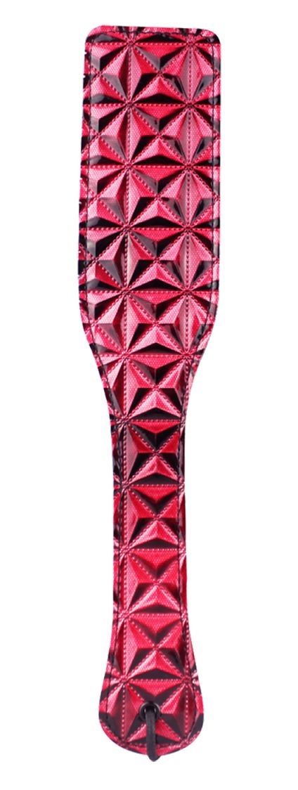 Пэдл красного цвета, изготовлен из кожзама. Имеет удобную ручку-петлю.  Ширина - 6 см.<br> Длина рукоятки - 15,5 см.