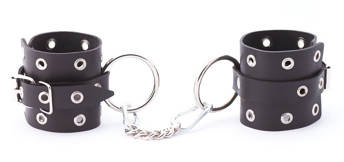 Кожаные однослойные наручники с люверсами. Наручники имеют кольца для крепления и металлическую сцепку. Ширина манжет - 6,5 см.<br> Длина манжет - 20 см.