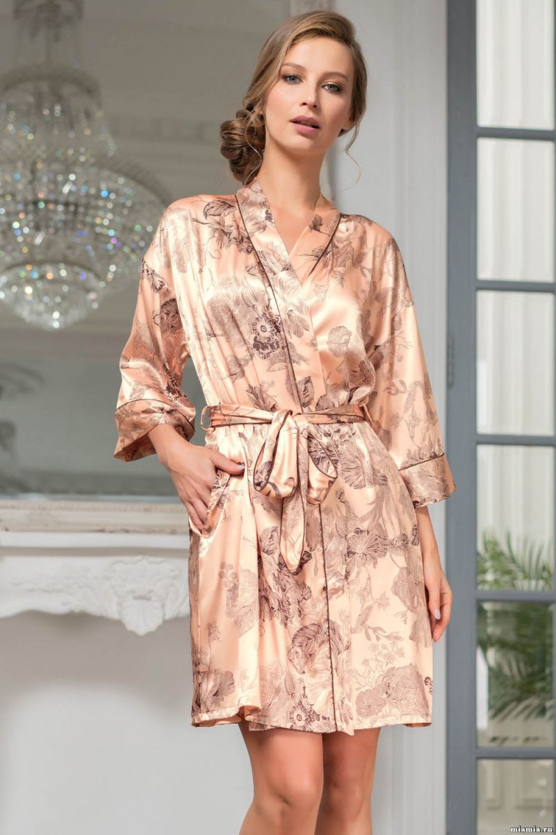 Короткий халат-кимоно из смесового шелкового полотна с цветочным орнаментом. Борта халата, притачные широкие манжеты на рукавах 3/4 и широкий пояс халата декорированы тонким кантом цвета графит, в тон принта.