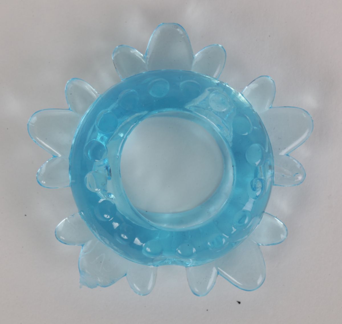 Голубое эрекционное кольцо с мягкими лепестками в виде снежинки. Материал ПВХ.  Внутренний диаметр - 1,7 см.
