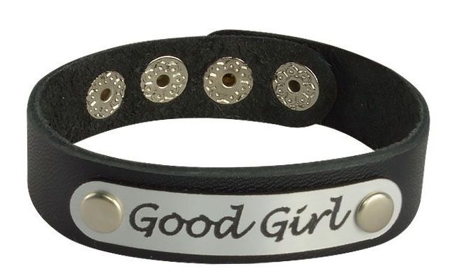 Браслет изготовлен из натуральной кожи и дополнен вставкой под металл с надписью  Good Girl. Регулируется при помощи кнопок.