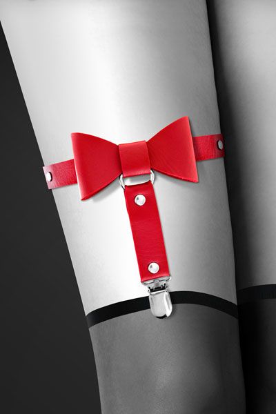 Сексуальная подвязка с украшением в виде галстука-бабочки. Эта красивая регулируемая подвязка идеально сядет по ножке: плотно, но не слишком туго, чтобы сохранить комфорт. Регулируемый объем - 34-52 см.