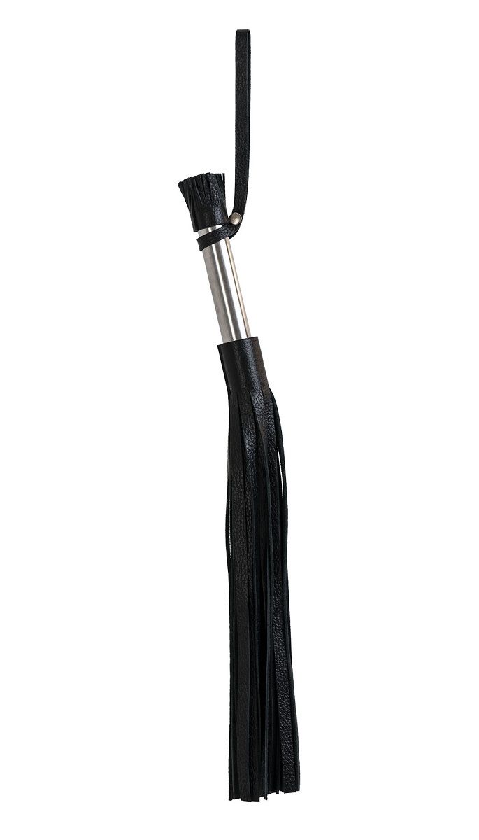 Аккуратная черная плеть из натуральной кожи с ручкой из медицинской стали, украшенная декоративной кисточкой. Имеется петля для удобного использования девайса. Длина хвостов - 34 см.