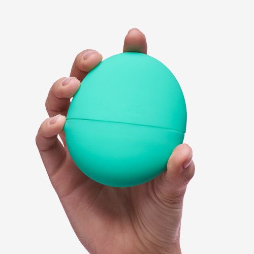 Американский бренд интимных товаров Unbound продолжает презентовать стильные и многофункциональные новинки, дарящие удовольствие любителям сексуальных экспериментов. Новый компактный девайс Bean – это изящный, гладкий и удивительно тихий вибратор, оснащенный мощным двигателем с шестью режимами вибрации. Оригинальная форма яйца позволяет использовать игрушку для волнующей стимуляции клитора, сосков, пениса и других эрогенных зон представителей обоих полов. Использовать виброяйцо можно как во время самостоятельных эротических игр, так и в качестве украшения сексуальной жизни пары.