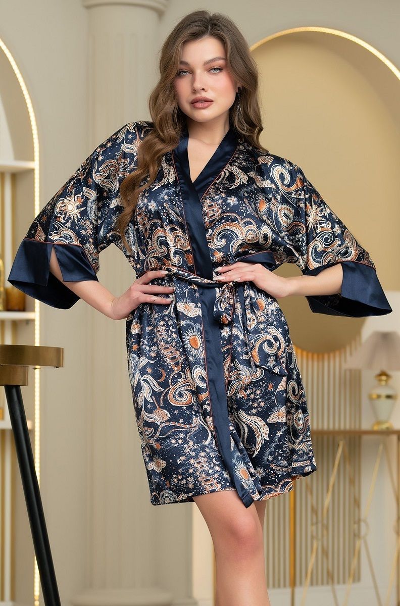Короткий запашной халат-кимоно с широкими длинными рукавами. Изделие выполнено из принтованного атласа с однотонной отделкой по бортам и низу рукавов, контрастный кант выступает границей между двух видов материалов. В боковых швах обработаны карманы. Изделие дополнено двухцветным поясом с кантом.