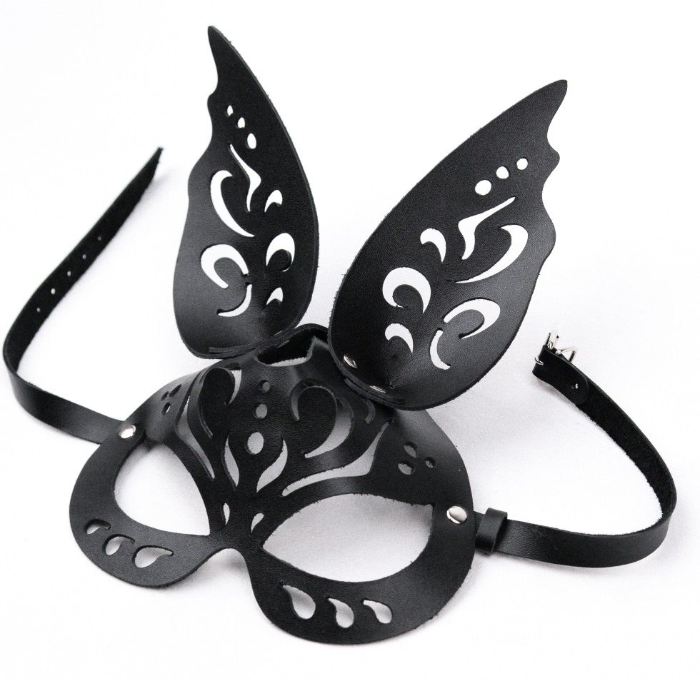 Узорчатая маска Зайка с резными ушками выполнена из натуральной кожи.