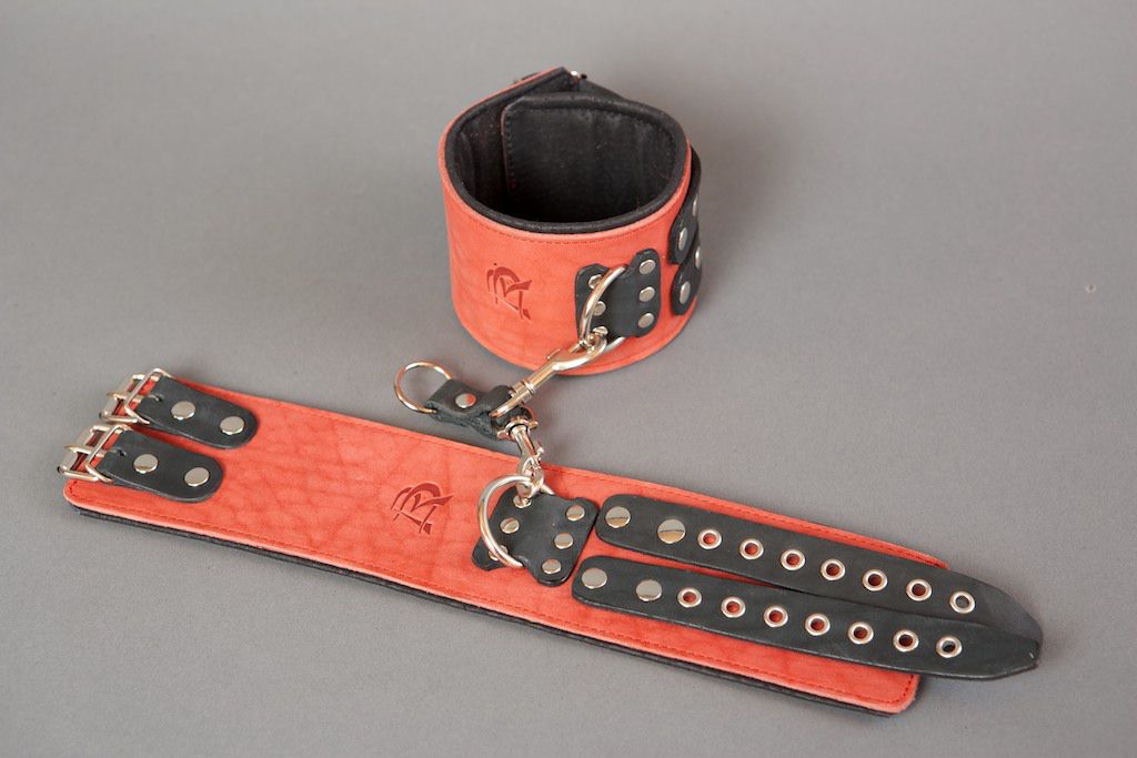 Широкие наручники застегиваются на 2 пряжки.  Подкладка : синтетическая пена обтянутая мягкой кожей. Прилагается карабин.  Ширина – 7 см.