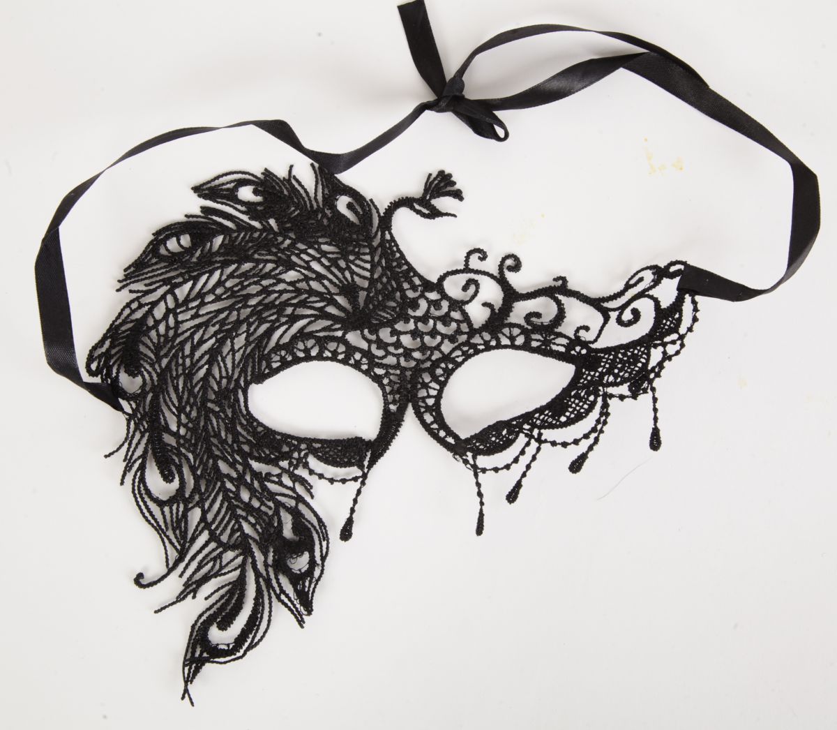Кружевная маска в венецианском стиле с узором жар-птицы. Завязывается на атласные ленты. Упаковка - бумажный пакет. Размеры - 22 х 18 см.